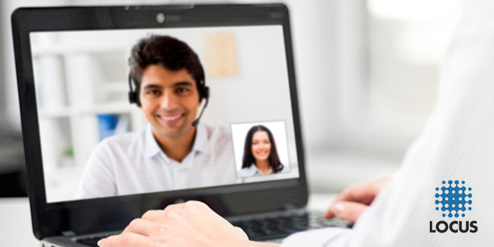 Videoconferência exibida em um laptop, com duas pessoas sorrindo, uma em destaque e outra em uma janela menor, acompanhada do logotipo da Locus.